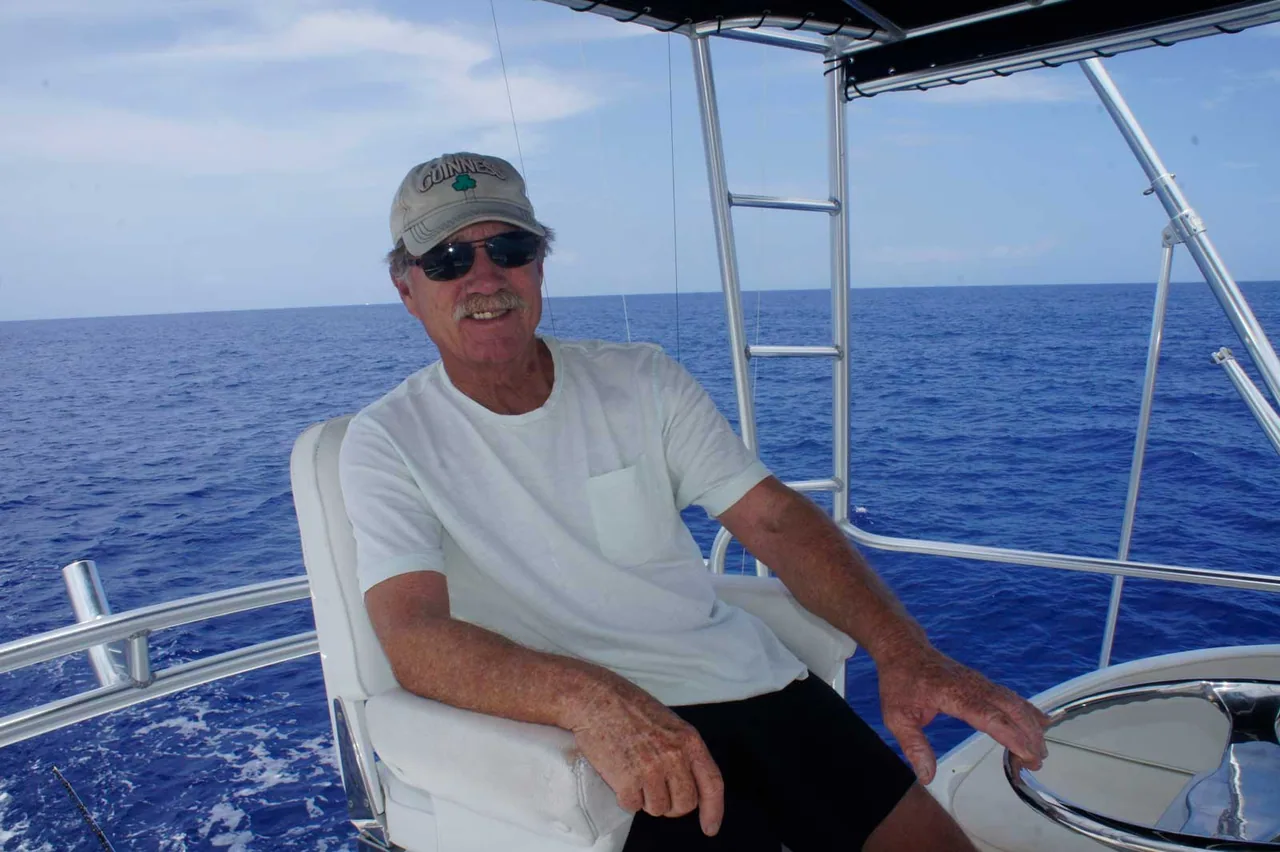 Marlin Grando: a man is sitting on a boat in the ocean