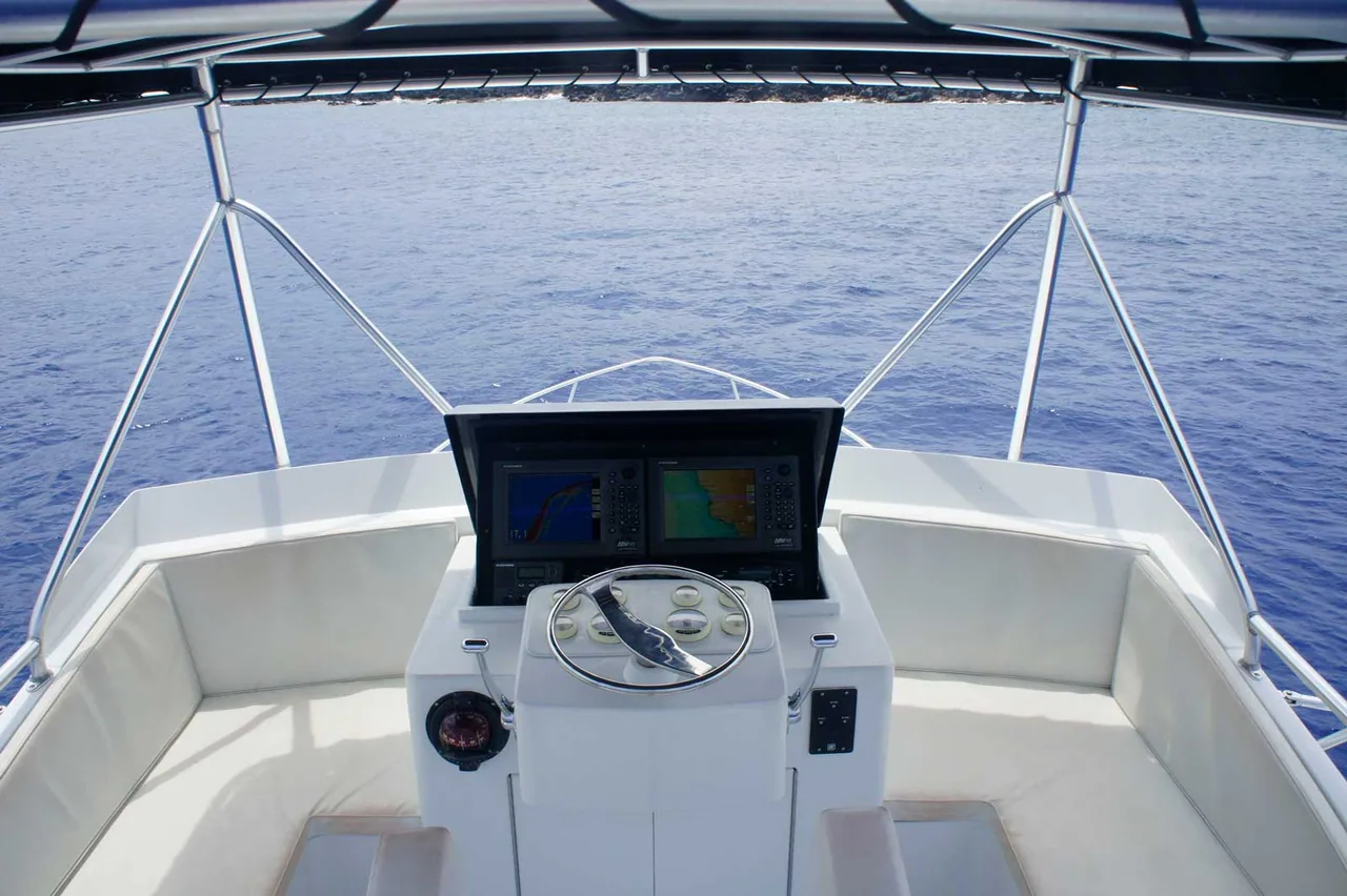 Marlin Grando: the front of a boat with a steering wheel in the water