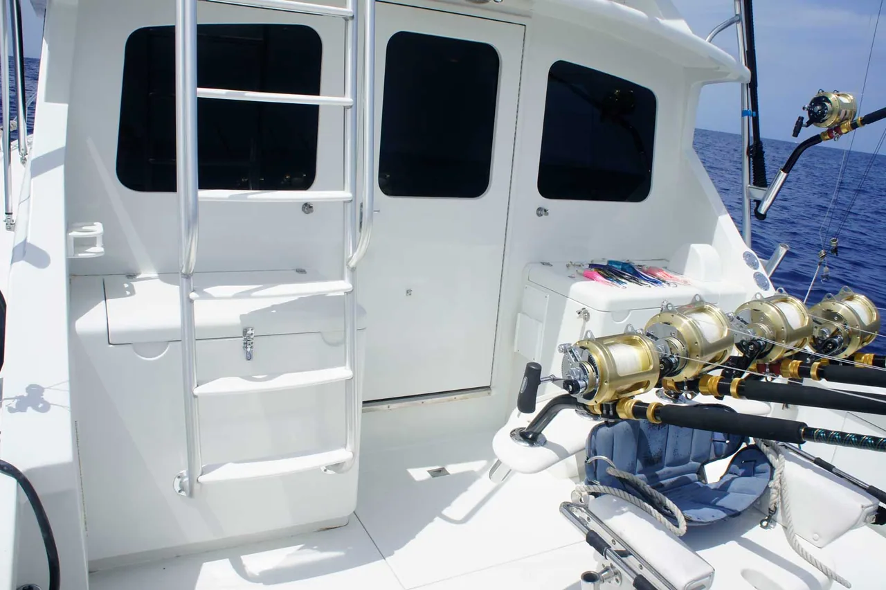 Marlin Grando: a white boat with fishing rods on the deck