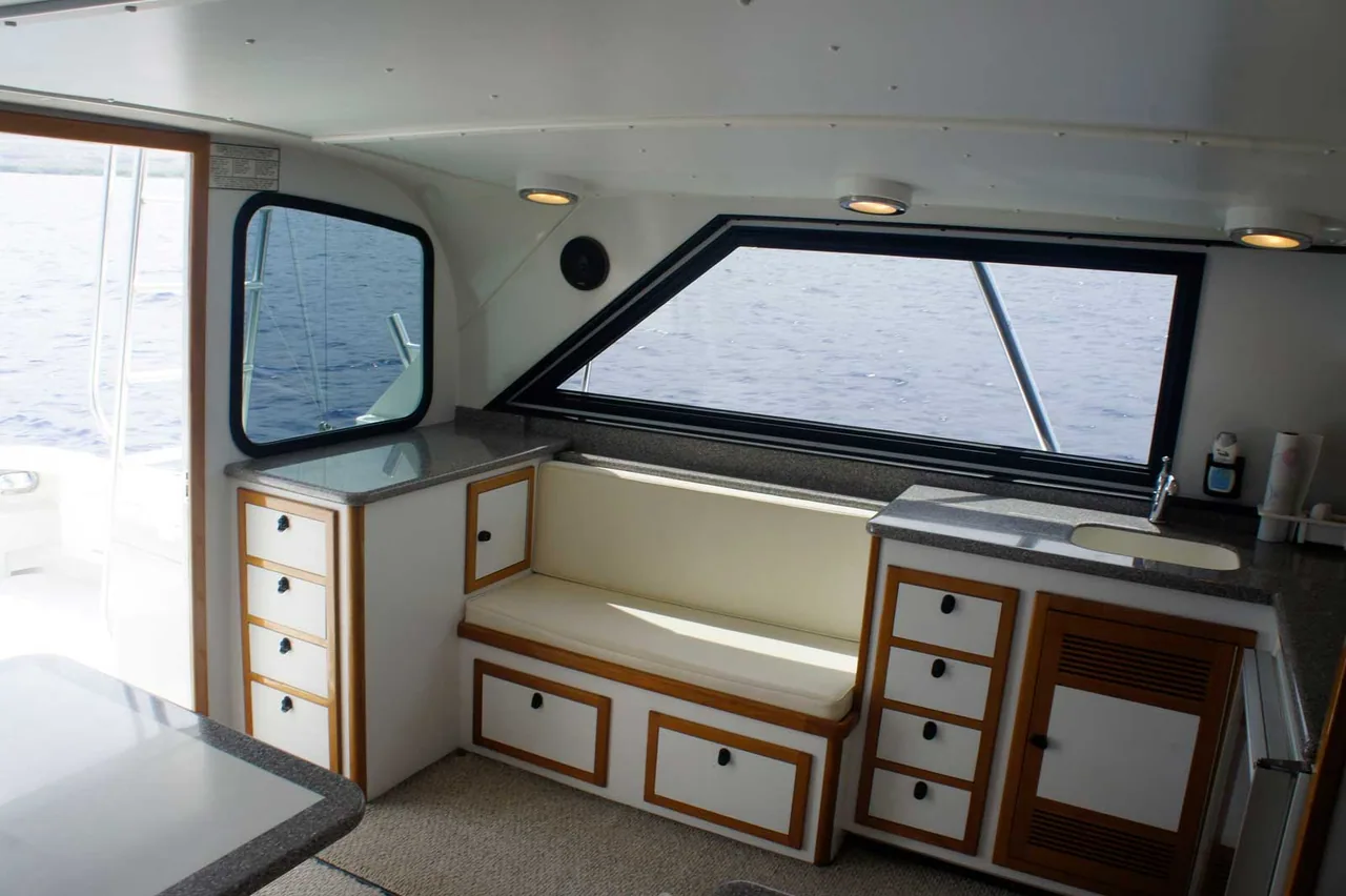 Marlin Grando: interior with a bench and drawers