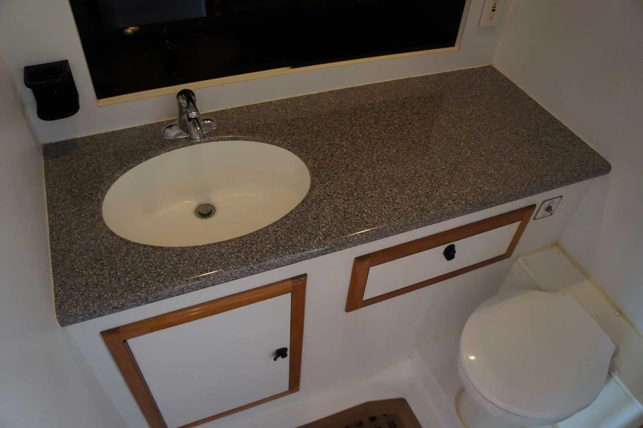Marlin Grando: bathroom with a sink and toilet in it