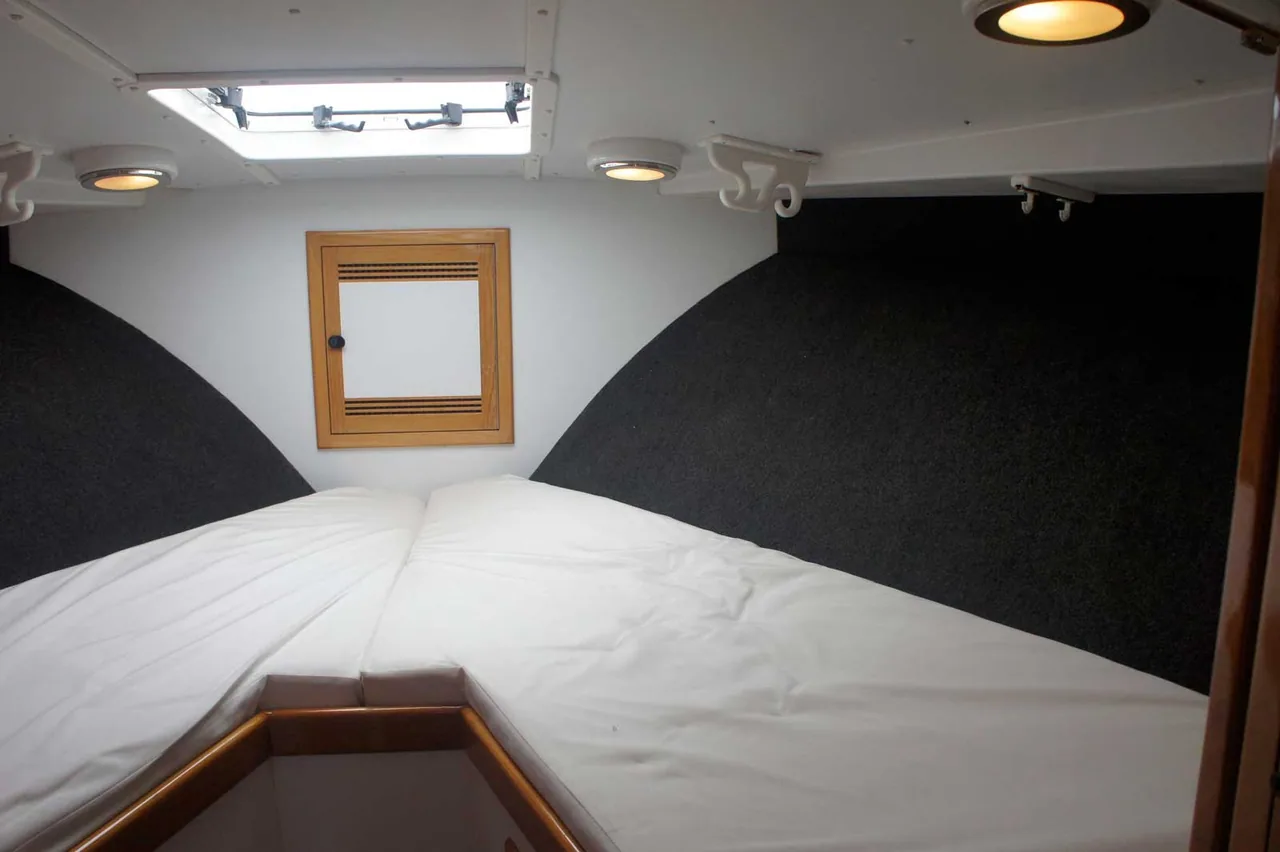 Marlin Grando: interior with a bed and a window
