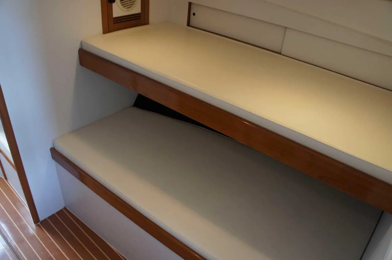 Marlin Grando: bunk beds on a boat with a white mattress