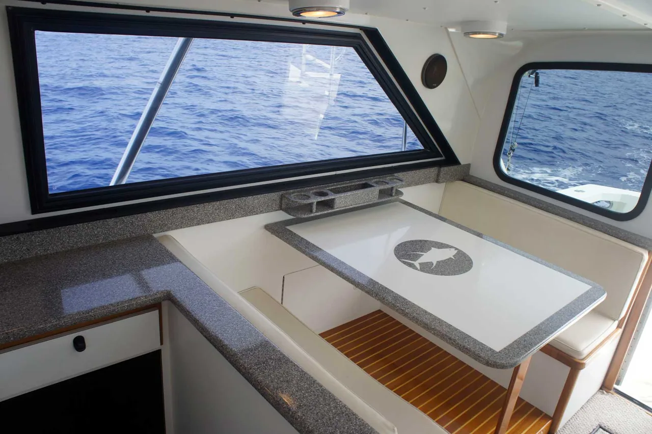 Marlin Grando: a boat with a table and a window overlooking the ocean